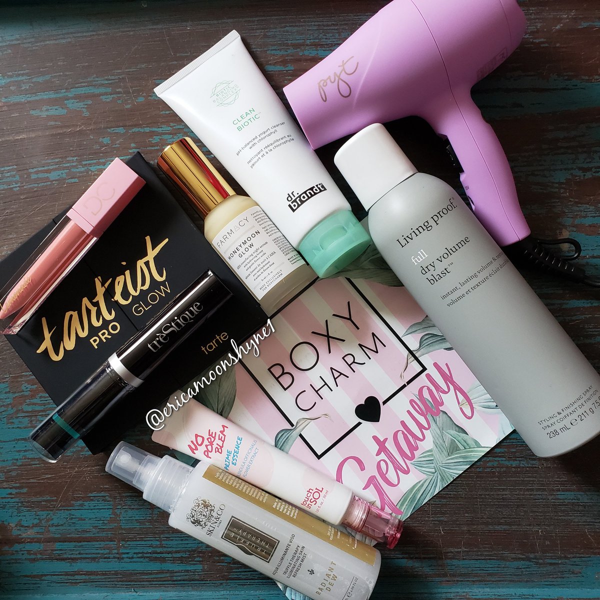 reneanderica312's tweet photo. Yesss!!! @boxycharm kicked it out of the park with this months #boxyluxe #boxycharm #BoxyGetaway ! I love everything!😍 https://t.co/j307uqiqmr