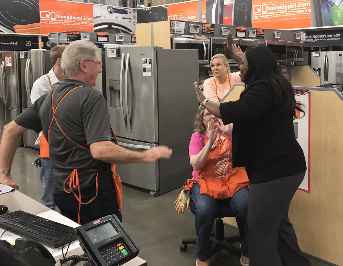 shaikplanet's tweet photo. This  Specialty Tuesday in preparation for RWB Event we had Shayla of Assurion presenting PK on HDPP that got them all ready &amp; energized to sell ! @Penn_DSM @tavares_gabe @CLMurley @asurion_hdpp_sw https://t.co/mgNevuZI6o