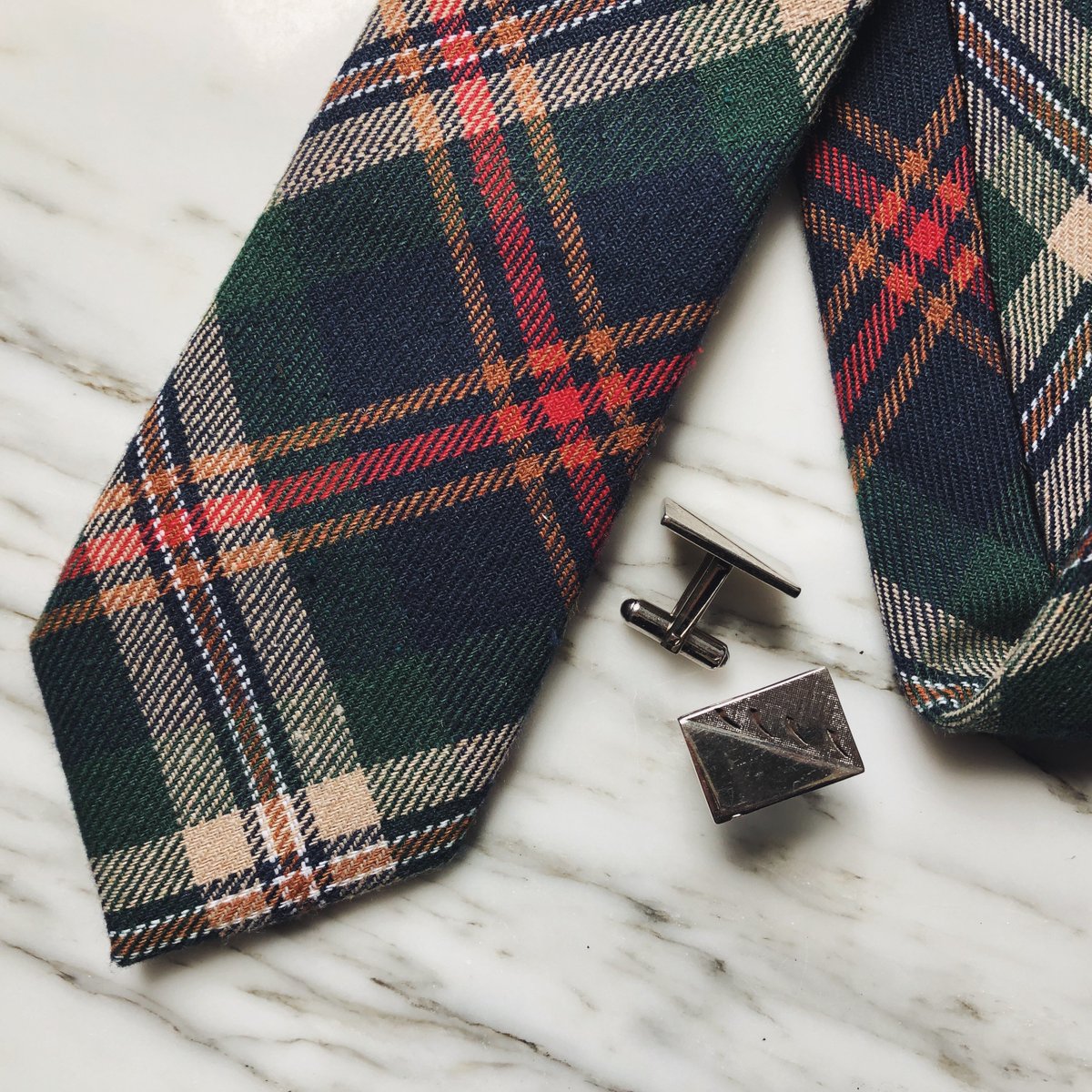 SuitshisStyle's tweet photo. La #FêteDesPères approche à grands pas! Au lieu de lui acheter une autre cravate, faîtes un don à Suits His Style! Vous nous aiderez à fournir des vêtements pour des entretiens à nos clients et leur donner la confiance dont ils ont besoin pour réussir. Visitez notre site Web! https://t.co/H1DLOINeE0