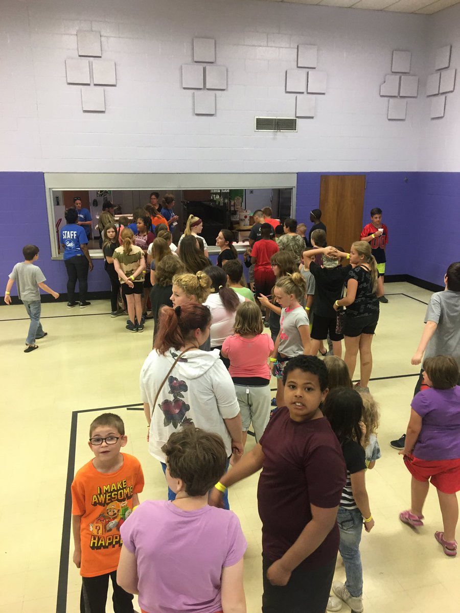 FoundationsOH's tweet photo. Big Thanks to Gibbys Eatety for providing pizza to all of our hungry kiddos tonight! Pizza was a huge hit with the kiddos and volunteers alike!  Also, we would like to thank Circleville Junior Women’s Club for providing veggies, dip, and potato chips! https://t.co/zcRFjDvpHE