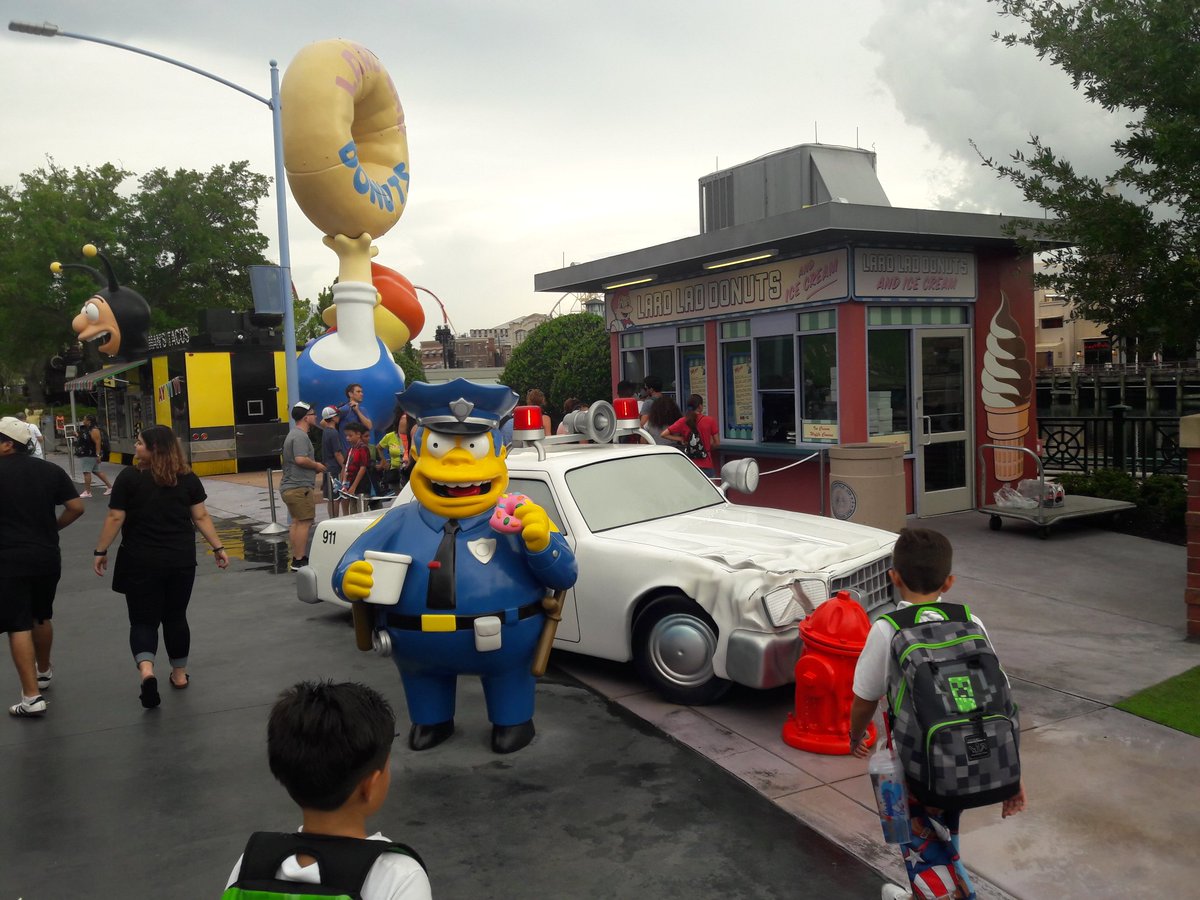 c_dos_run_'s tweet photo. Que lugar para conocer por favoooor! #Simpsonsland https://t.co/nFqSNjAh7Q