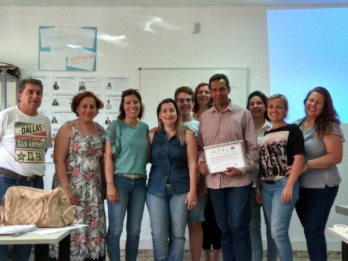 LanzaderaLP's tweet photo. Gran día en la #lanzadera de Los Palacios .Explorando la "Inteligencia Emocional☺️"de mano de Carlos Diaz Gonzàlez ,personal docente en centro de estudios Aeronáuticos CEAE ,gran comunicador GRACIAS https://t.co/RwWCprvZyR