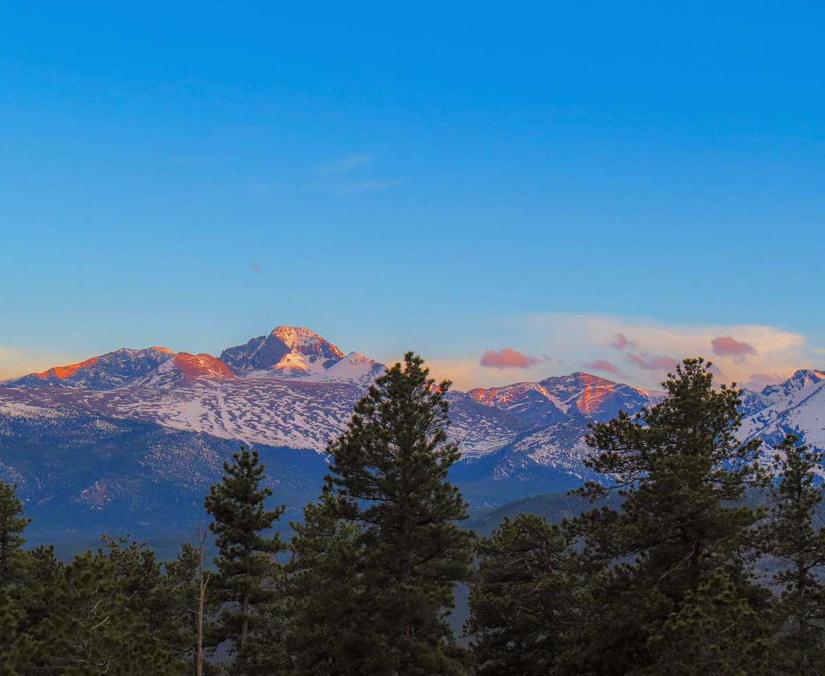 RockyMtnStore's tweet photo. #XanterraTravel #repost ๐ทerica.lobban
The mountains in my favorite color๐
#sunset #mountainsunset #rmnp #findyourpark #nationalparkgeek #teamcanon #canonphotography #coloradocreative #colorfulcolorado #viewcolorado #explorecolorado #sunsetlover #rockymountainsunset https://t.co/vy37hCItst