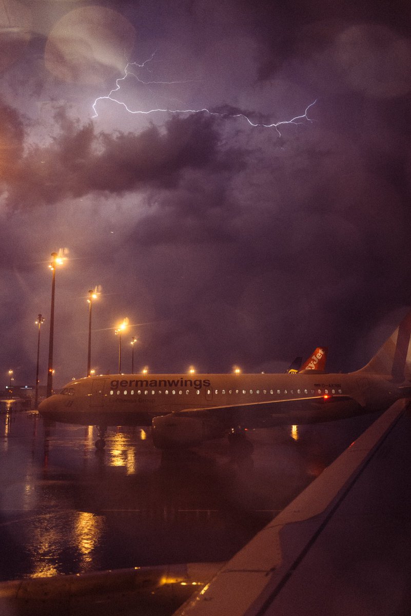 viktorschanz's tweet photo. Gewitter? Wo?
@eurowings @berlinairport #schönefeld #Gewitter #Berlin @swissairlines @morgenpost @berlinerzeitung https://t.co/ygrVsA9KPu