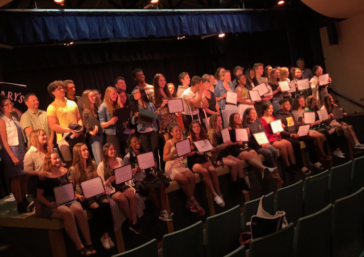 ⁦@CCSD_edu⁩ 52 St. Mary’s Extended French students receive their coveted French Bilingual Certificates. Félicitations!