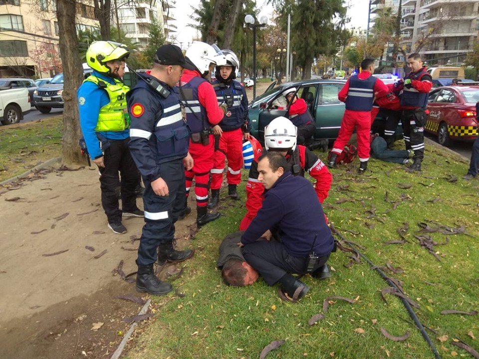 amszo_cl's tweet photo. Seguridad Ciudadana de Las Condes intercepta a un individuo que huía después de intentar cometer un robo con intimidación. 
La rápida respuesta de los inspectores permitió entregar al sujeto a Carabineros. Excelente coordinación.👏 #AMSZO https://t.co/VAkayofseQ