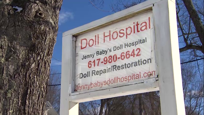Chronicle5's tweet photo. It's a busy operating room at #JennyBabysDollHospital "Dolls are re stuffed, restrung, and restyled – often with new clothes" @ErikaWCVB @anthonyeverett @shaynaseymour @sangichandra #wackywork #oddjobs 7:30 #wcvb https://t.co/MgjN5olnuz