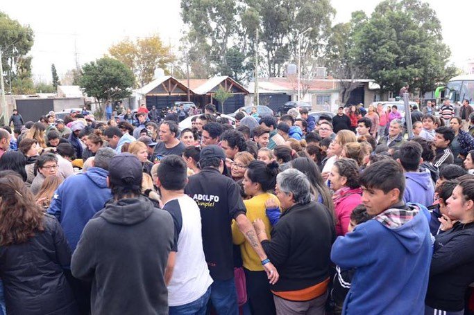 Juntos a los vecinos del Barrio Eva Perón, compartiendo unos ricos choripanes.