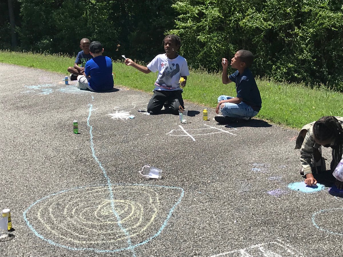 ScottiesFirst's tweet photo. Chalk and bubbles time with friends #sutscotties #scottiepride #schoolfamily https://t.co/WPwvRqCfWJ