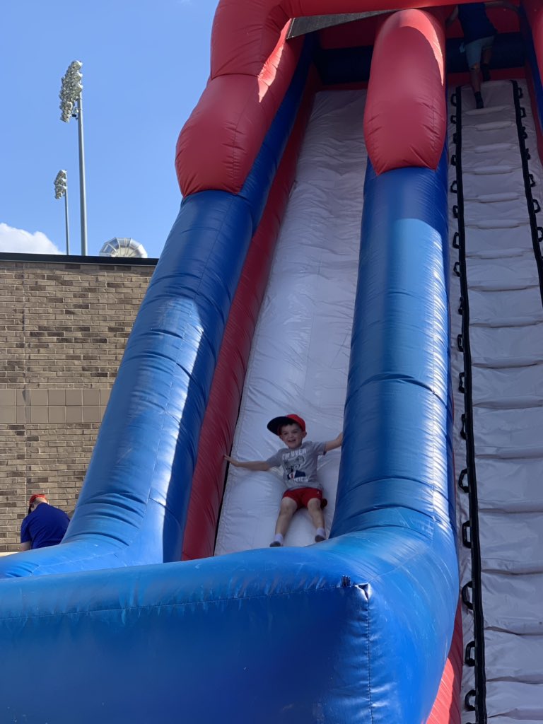 momingainteasy's tweet photo. Mark McGill just introduced an entire little league team and finished by saying something about Portillo’s Chocolate Cake..... the only words my kid heard were Chocolate Cake and he’s now disappointed Mark McGill tricked him because there is no Cake. #sbcubs https://t.co/2ZgjLKhywO