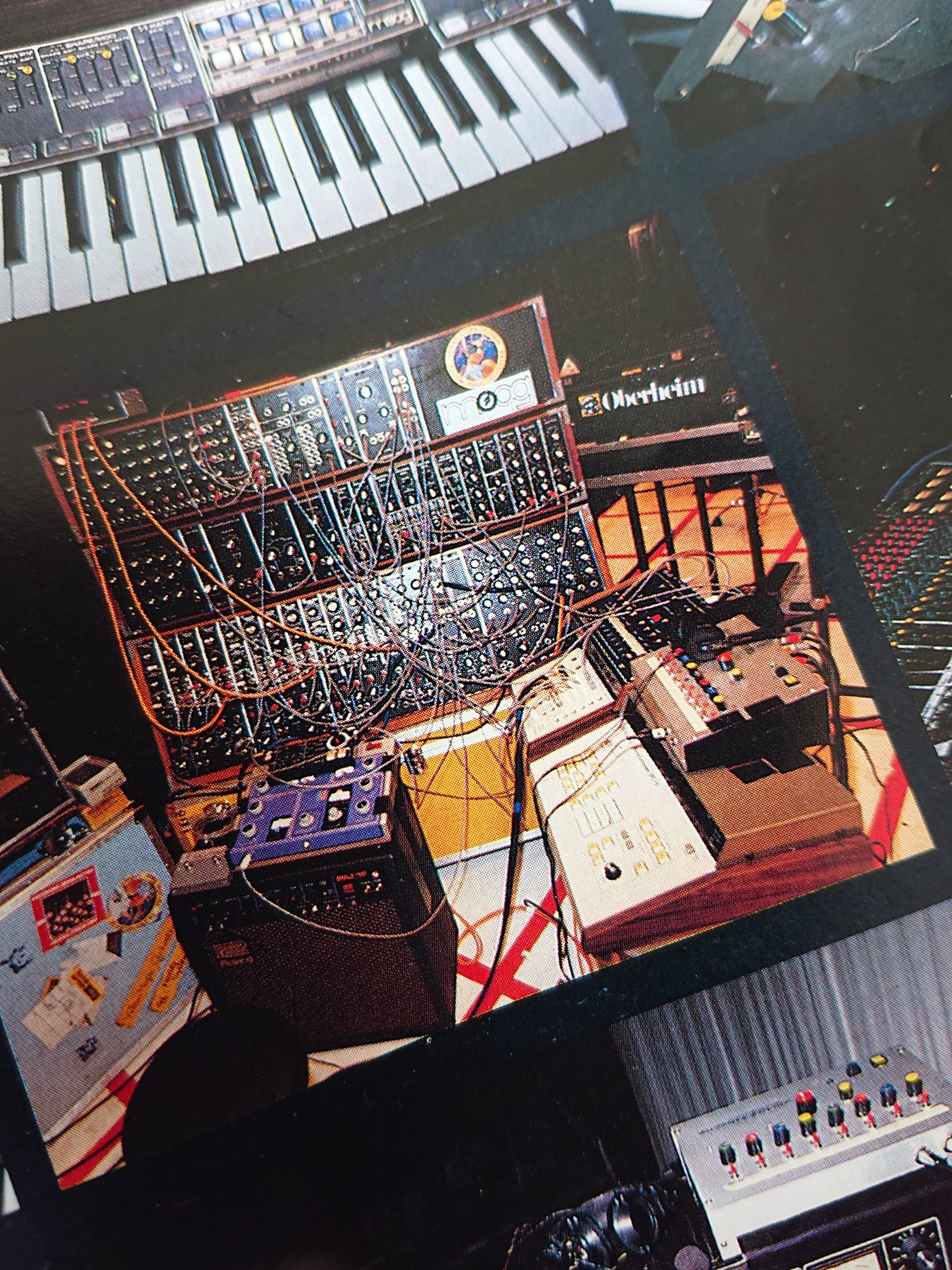 Jl1klk 唯一のホンモノアカウント Quadra 456 この時の秘密兵器は写真右側奥 Mc 8の上の黒い箱 なんだと思います 発売前のtr 808の試作品です Mc 8のクロックと同期してアンコール前の 千 のナイフ だけで使用 サンプリングじゃないクラップ音聴いた Jl1klk 唯一のホンモノアカウント Quadra 456 この時の秘密兵器は写真右側奥 Mc 8の上の黒い箱 なんだと思います 発売前のtr 808の試作品です Mc 8のクロックと同期してアンコール前の 千 のナイフ だけで使用 サンプリングじゃないクラップ音聴いた