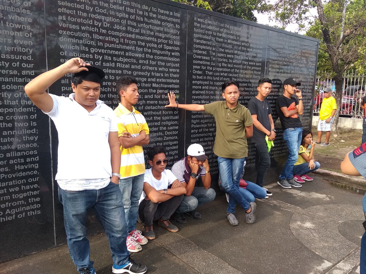 MovePH's tweet photo. Eight individuals possessing placards in the #IndependenceDay program at Aguinaldo Shrine are currently being held by the Philippine National Police. | via @uplbperspective https://t.co/jv6dLUIMUr