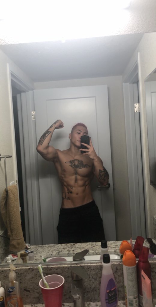 Kishindubz's tweet photo. Still weighing solid 150 almost at my final form for diso 1000 calories a day really cuttin me up 🤧 https://t.co/6gwYm3EObw