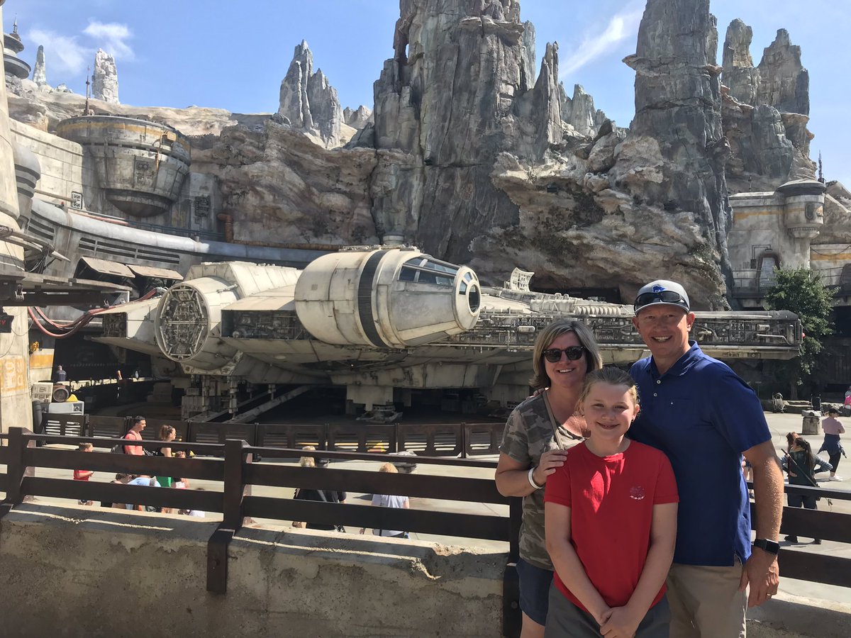 ScottSealock's tweet photo. #GalaxysEdge @Disneyland was amazing. From the cantina to the millenium falcon. All done exceptionally. https://t.co/oubyZpWFso
