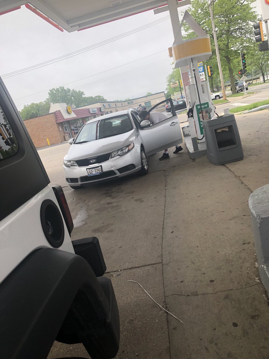 _elllaaaa's tweet photo. LADIES ‼️if you see this car or man, Get away from him. I caught him recording me while asking for directions. I have never felt so fucking uncomfortable. Police have been notified &amp; was spotted at the shell on Sheridan Rd in Zion, IL. People are disgusting. https://t.co/whfXSuH2NM