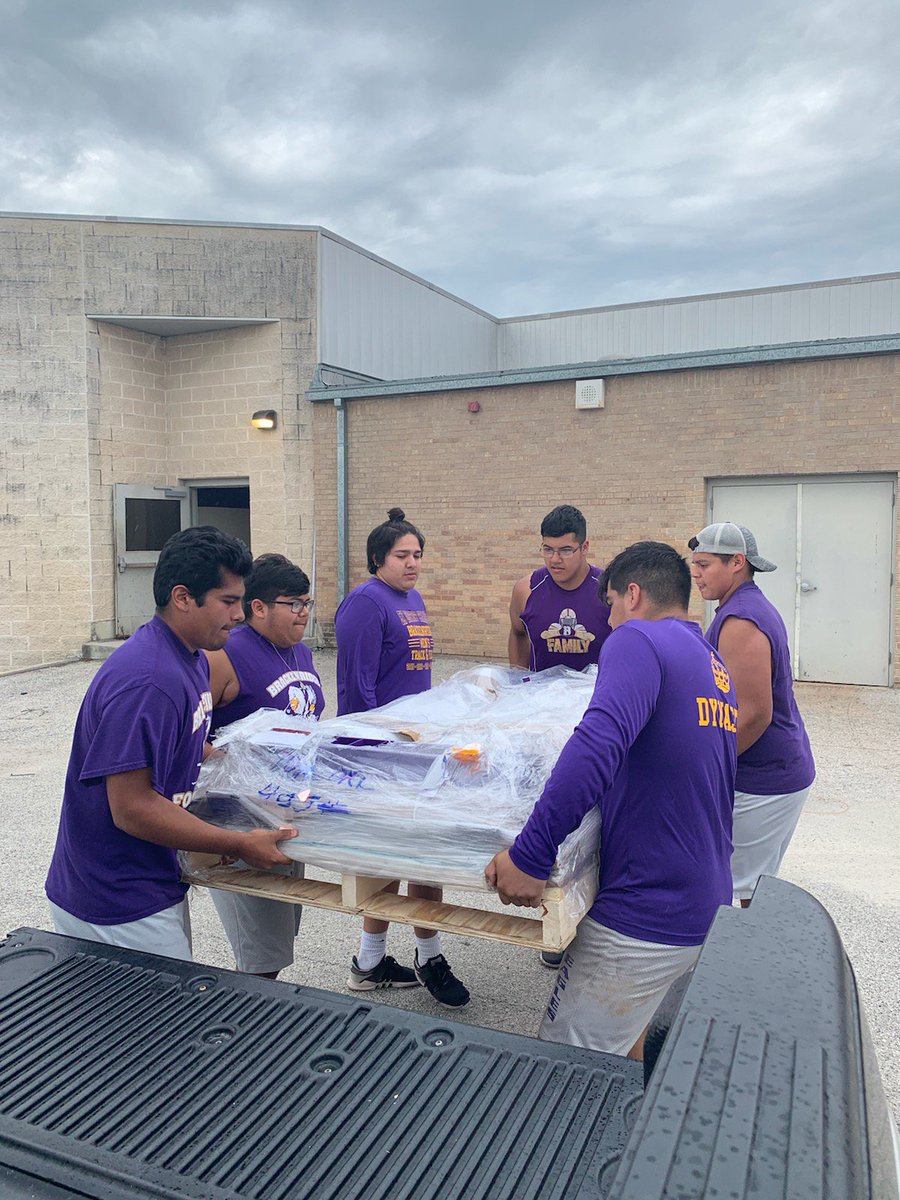 BrackFB's tweet photo. Brack O-Line #HOGS got some new heavy metal today from @LBOlineDesign. Rest assured we will wear this thing out!!! #EagleEmpire #WarBirds #BrackAttack #ForTheEmpire #DefendTheStation #PlowTheRoad https://t.co/ScQxibBpGB