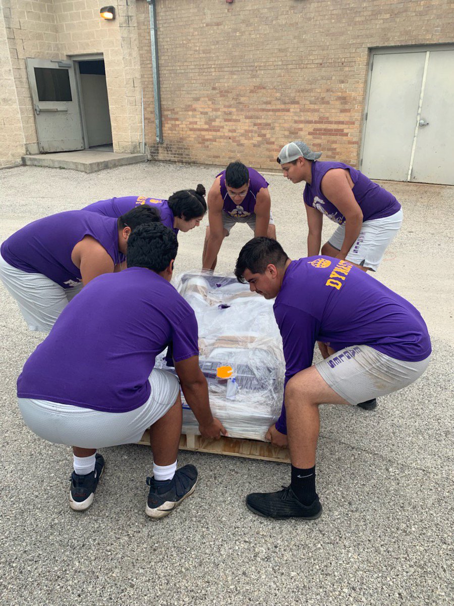 BrackFB's tweet photo. Brack O-Line #HOGS got some new heavy metal today from @LBOlineDesign. Rest assured we will wear this thing out!!! #EagleEmpire #WarBirds #BrackAttack #ForTheEmpire #DefendTheStation #PlowTheRoad https://t.co/ScQxibBpGB