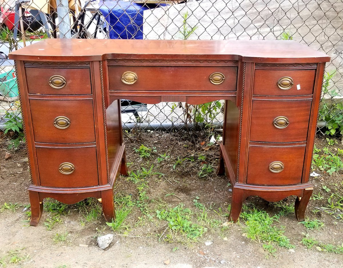 PaulsUsedFurn's tweet photo. Decorating? Shop our selection of #vintage furniture and more at our new location at Blake and Saratoga Avenues! #brooklyn #antiquedealer #dealer #interiordesignny #designer #antiqueshop #usedfurniture #vintagebrooklyn #thriftshop #retro #midcentury #1970s #mahogany #desk #vanity https://t.co/TYIR0HnBvN