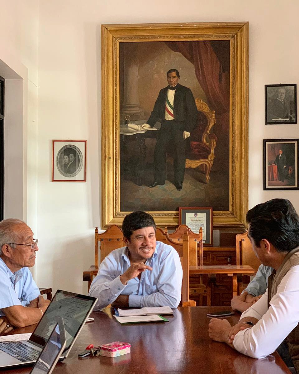 PLANEACIONOax_'s tweet photo. En Guelatao de Juárez, el Coordinador Gral. @JavierLazcanoV se reunió con el Presidente Municipal Ángel Martínez Santiago para revisar y atender proyectos y peticiones en beneficio de los habitantes de este municipio emblemático de la Sierra Norte. @alejandromurat #Oaxaca https://t.co/F24B1XPj80