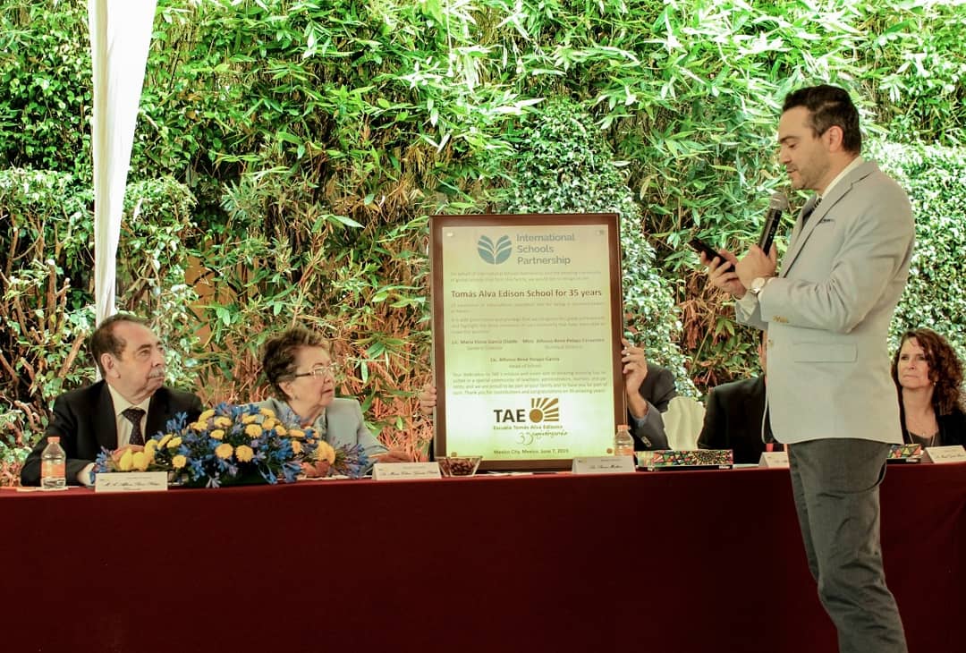 TomasAlvaEdison's tweet photo. During elementary school’s Excellence Award Ceremony, Steven Machson, @ISPSchools Regional Head of Admissions, honored us with a plaque to celebrate our school’s 35th anniversary. Thank you so much!
#BeTAE https://t.co/eIkn3DgMIT