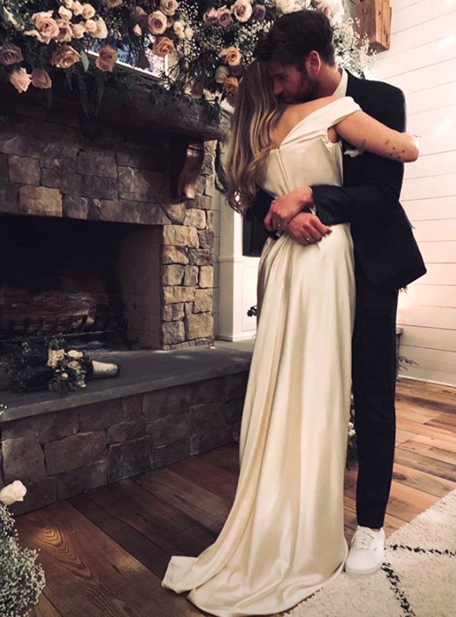 SaskiaKT's tweet photo. Nick Jonas might have been Miley Cyrus' FIRST LOVE but Liam Hemsworth is Miley's LAST LOVE! #TrueLove #Miam #Liley #Niley #MileyCyrus #LiamHemsworth #NickJonas #MiamForever #LileyForever @MileyCyrus https://t.co/FPdefg7c0Q