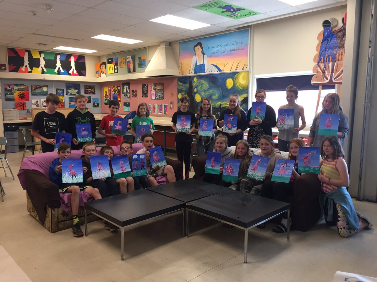 Natalie7383's tweet photo. Another fun collaboration between RCI art students and @MrsPQEPS Grade 6 class today! Such talented artists! Thanks for coming! #RenfrewCollegiateLearning #RenfrewCollegiateAdvantage https://t.co/oRskwJraqM