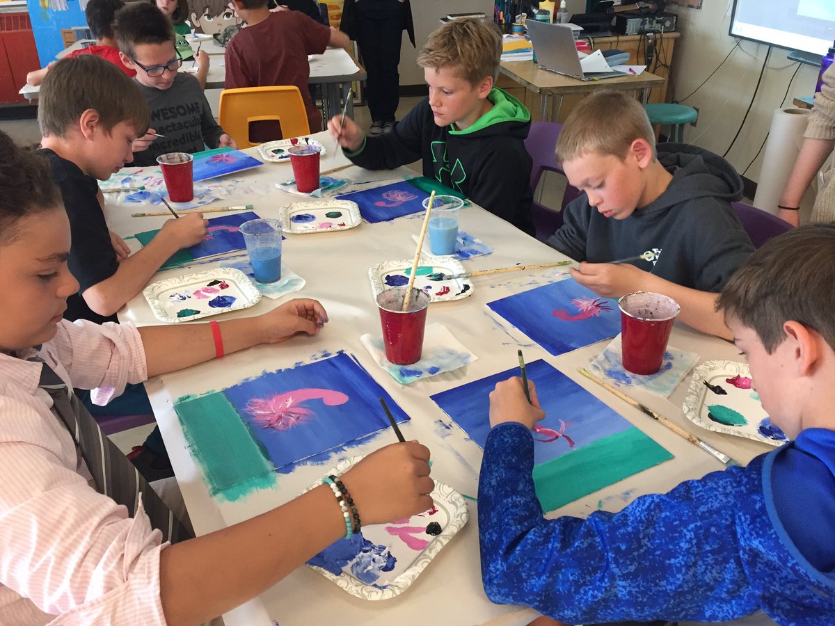 Natalie7383's tweet photo. Another fun collaboration between RCI art students and @MrsPQEPS Grade 6 class today! Such talented artists! Thanks for coming! #RenfrewCollegiateLearning #RenfrewCollegiateAdvantage https://t.co/oRskwJraqM