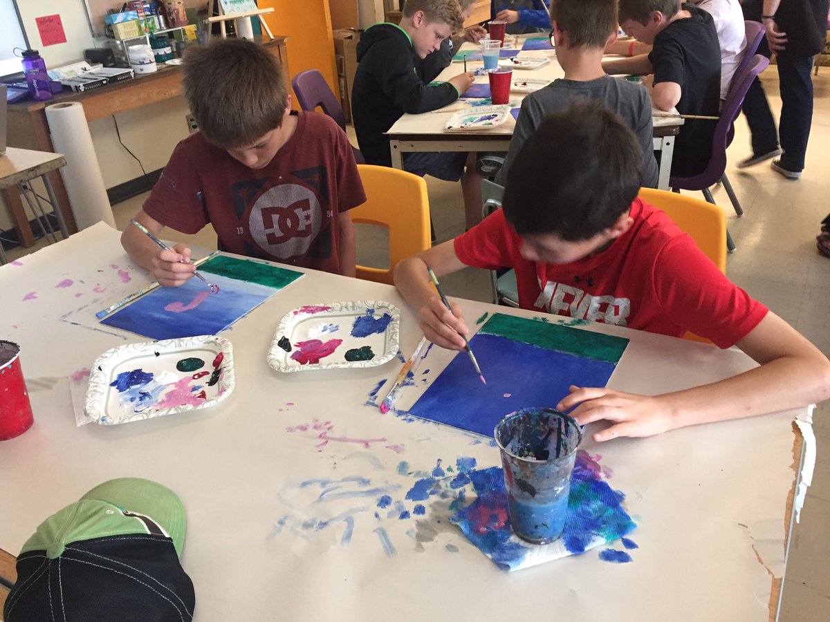Natalie7383's tweet photo. Another fun collaboration between RCI art students and @MrsPQEPS Grade 6 class today! Such talented artists! Thanks for coming! #RenfrewCollegiateLearning #RenfrewCollegiateAdvantage https://t.co/oRskwJraqM