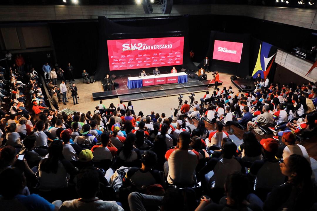 Extraordinario acto de celebración del 2° Aniversario del Movimiento "Somos Venezuela". Un gran contingente de jóvenes que realizan un esfuerzo admirable para que nuestro pueblo tenga la máxima protección social. Sigamos en esa hermosa labor. ¡Que nada nos detenga!