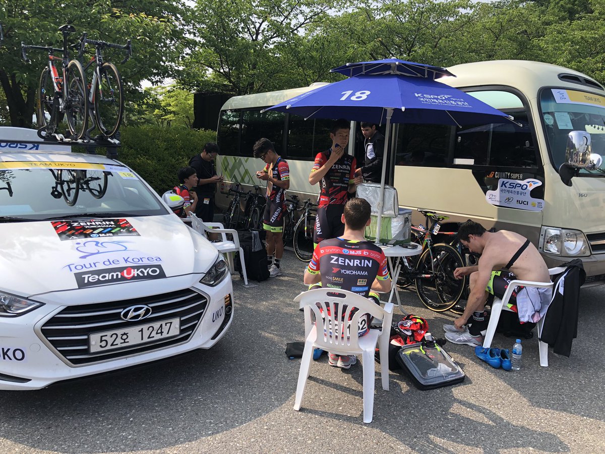 live_ukyo's tweet photo. ツールドコレア、第1ステージのスタート会場に到着しました。
選手はレースに向けて用意しています。 https://t.co/mA6DZ4AGMW