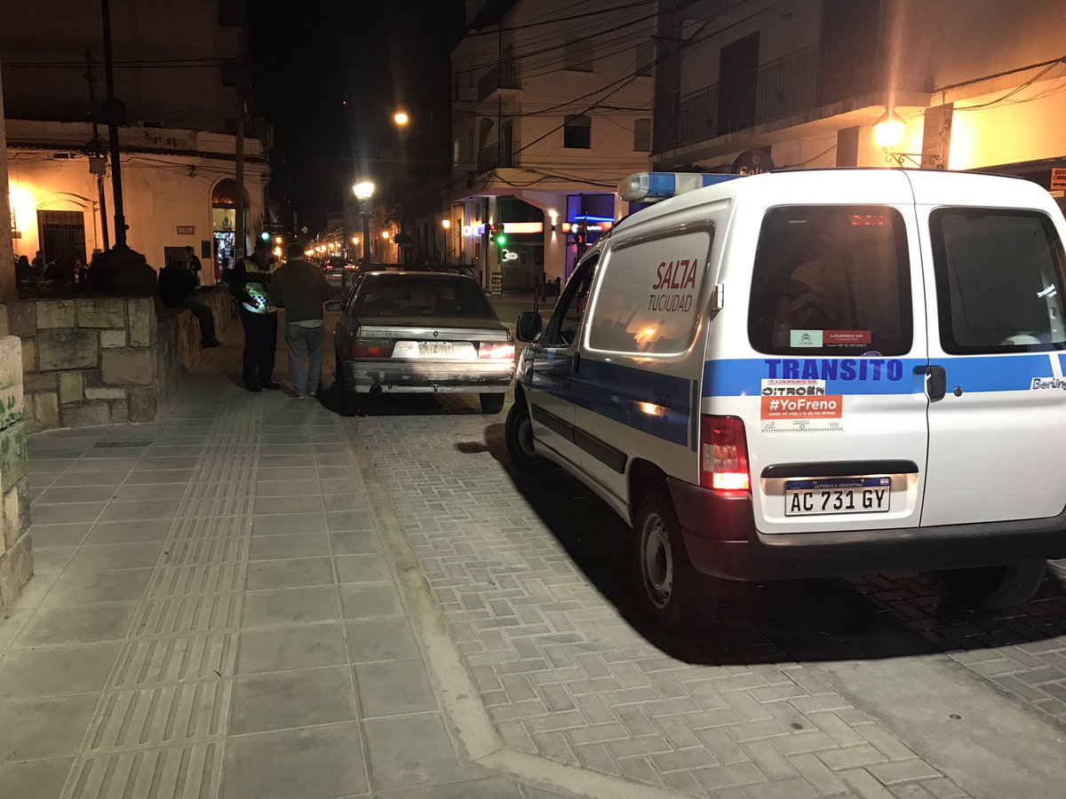 TransitoSegVial's tweet image. 🚨Realizamos control y despeje de vehículos mal estacionados sobre las calles de convivencia.
Seamos responsables y respetemos las normas y a los demás ✅
#Tránsito #SeguridadVial #PlandeMovilidad #SáenzGestión