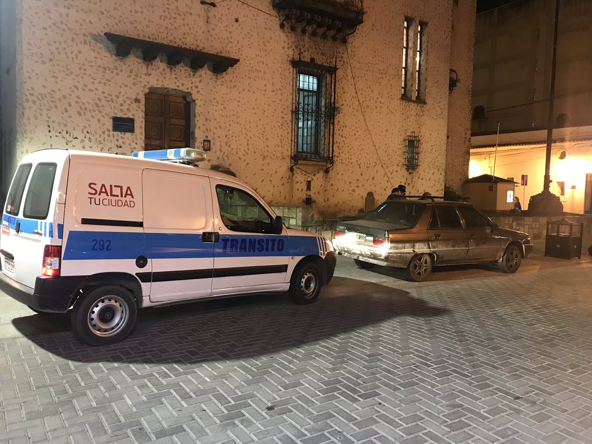 TransitoSegVial's tweet image. 🚨Realizamos control y despeje de vehículos mal estacionados sobre las calles de convivencia.
Seamos responsables y respetemos las normas y a los demás ✅
#Tránsito #SeguridadVial #PlandeMovilidad #SáenzGestión