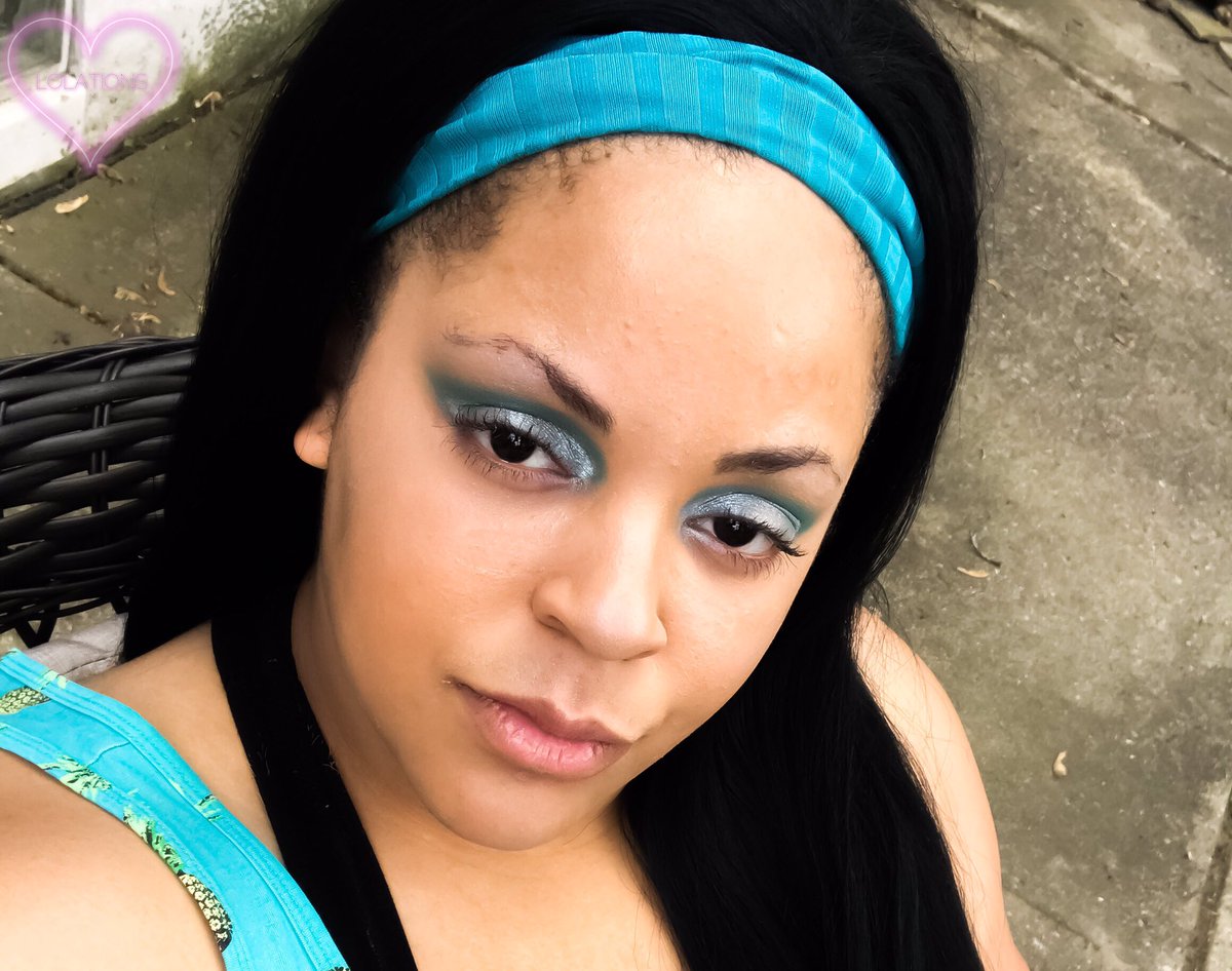 lolacharel's tweet image. Barbecuing! 🍍@lagirlusa #Wanderlust Palette + @essencemakeup Liquid Eyeshadow is a combo made in heaven 😇 @BenefitBeauty come thru on this 80° day my makeup is staying put and my pores are nonexistent 🙅🏽‍♀️ #porefessional ft. #Rollerlash keeps me poppin✨