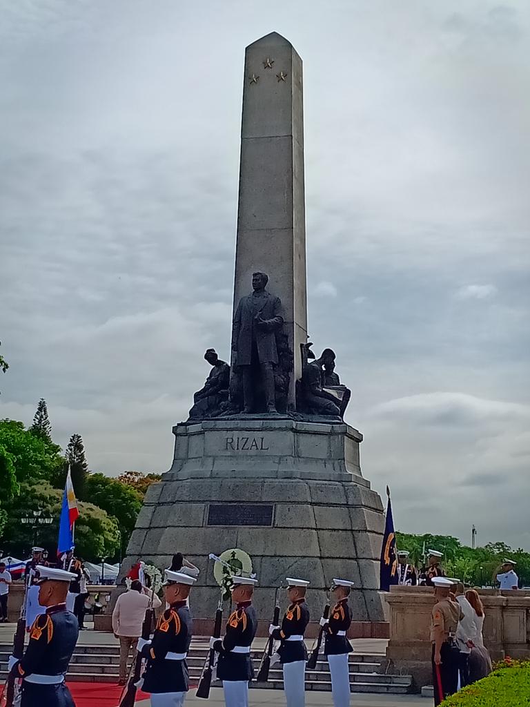 ABSCBNNews's tweet photo. Vice President Leni Robredo and Manila Mayor Joseph Estrada lead the 121st Independence Day flag-raising and wreath-laying ceremonies at Rizal Park. | via @adrianayalin #Kalayaan2019 https://t.co/B5FVjacs8R