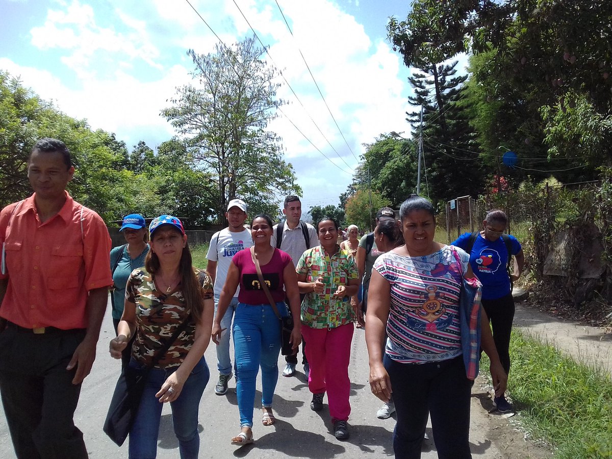 #11Junio Abordaje integral en el territorio, casa por casa en sector Colonia Mendoza, sociales, salud, misiones,comunas Unamujer activados en mesa del buen vivir Lander.@HectoRodriguez @genkerve @NicolasMaduro #2AñosSomosVenezuela #VenezuelaPazYSoberanía