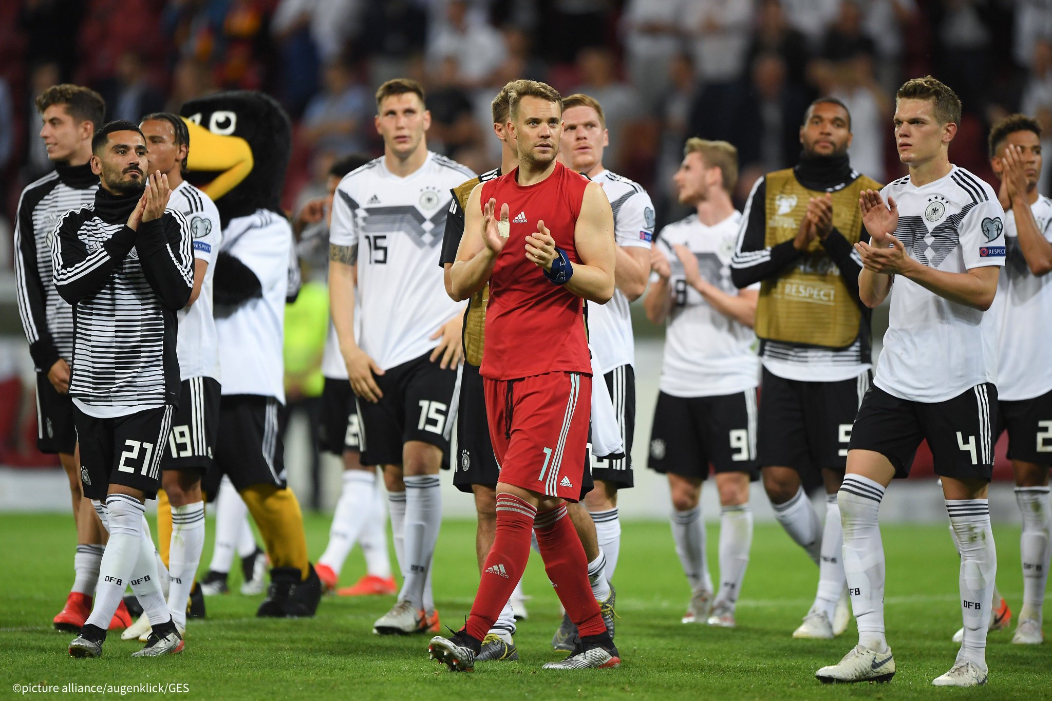ドイツ大使館 Uefa Euroの予選でドイツ代表がエストニアと対戦し 8 0で快勝しました 絶対的守護神 ゴールキーパーのノイアー選手 身長193cm はこれで代表試合目にして37回目のクリーンシート 無失点の完封勝利で これまで40年破られ