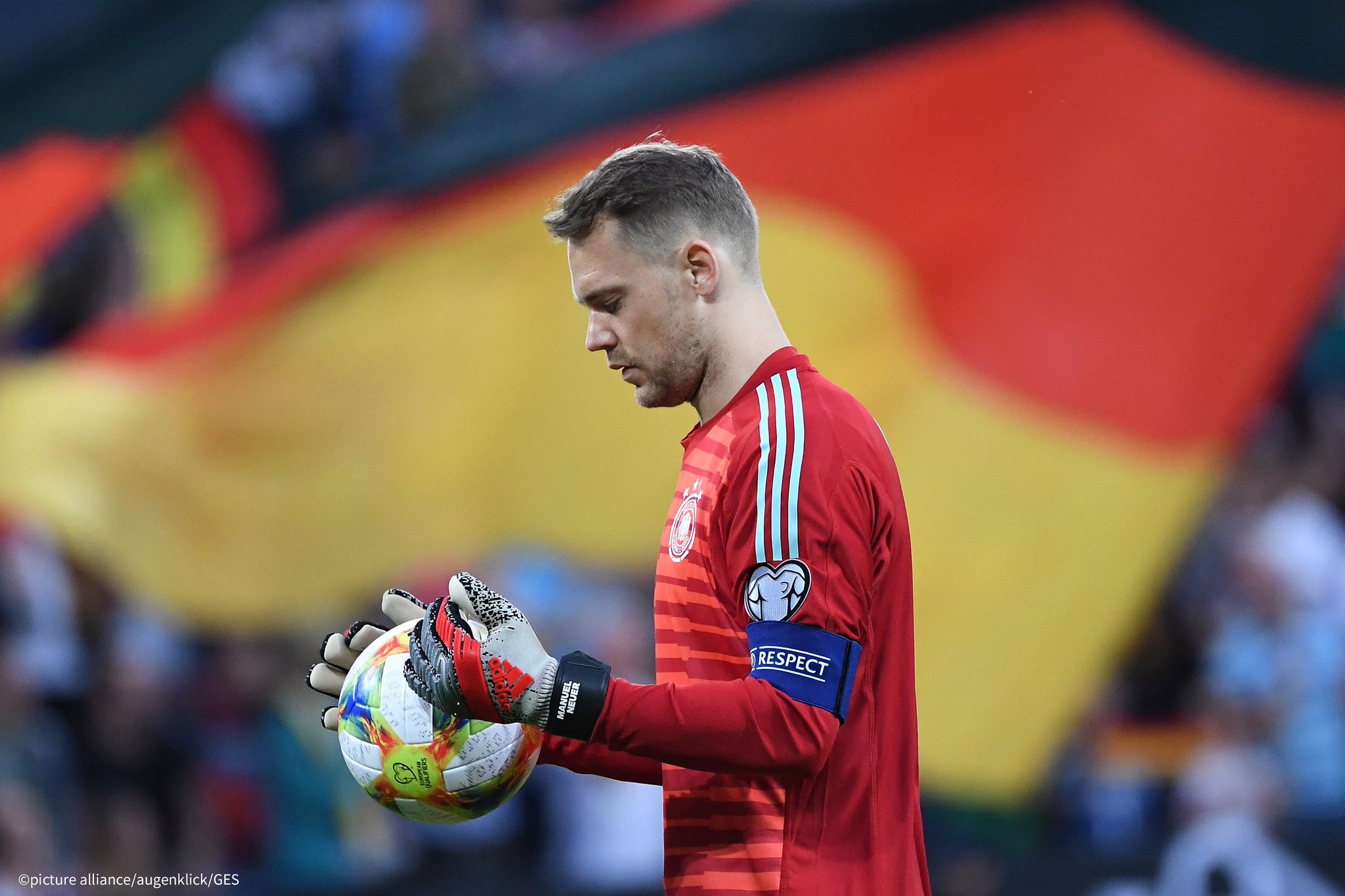 ドイツ大使館 Uefa Euroの予選でドイツ代表がエストニアと対戦し 8 0で快勝しました 絶対的守護神 ゴールキーパーのノイアー選手 身長193cm はこれで代表試合目にして37回目のクリーンシート 無失点の完封勝利で これまで40年破られ