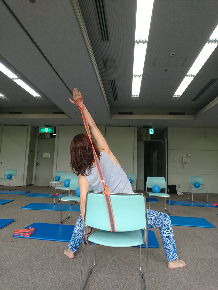 Asami Takada 今日から実践ダイエット スポーツバンドを使用した肩甲骨と体側部ストレッチ バンドをイスの 背もたれにかけ 持った手を上に伸ばす 息を吐きながら身体を横に倒していく 腰が反らないように注意 腹圧をかけると腹横筋と腹斜筋の Asami Takada 今日から実践ダイエット スポーツバンドを使用した肩甲骨と体側部ストレッチ バンドをイスの 背もたれにかけ 持った手を上に伸ばす 息を吐きながら身体を横に倒していく 腰が反らないように注意 腹圧をかけると腹横筋と腹斜筋の