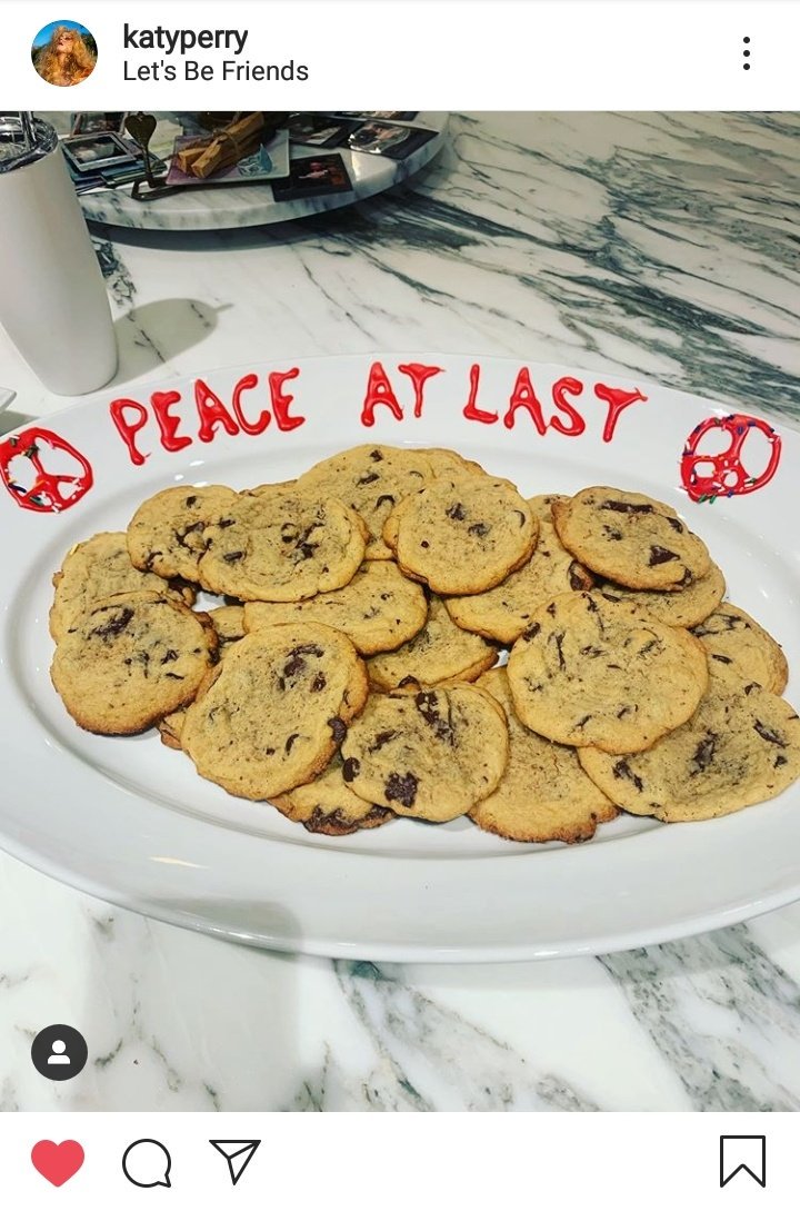 flaycampos's tweet photo. 11 de junho de 2019 dia de surto entre fã bases. Katy e Taylor pqp isso é surreal https://t.co/flfiZknWcN