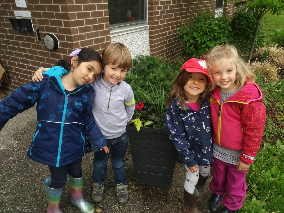jennifer_mesar's tweet photo. The other day, we planted some beautiful flowers in our school's front garden! @NewDundeePublic  thanks to the garden fairies who cleaned out the weeds! #ecokids #SchoolGarden @UrquhartVal https://t.co/6PS1Clc2Tk