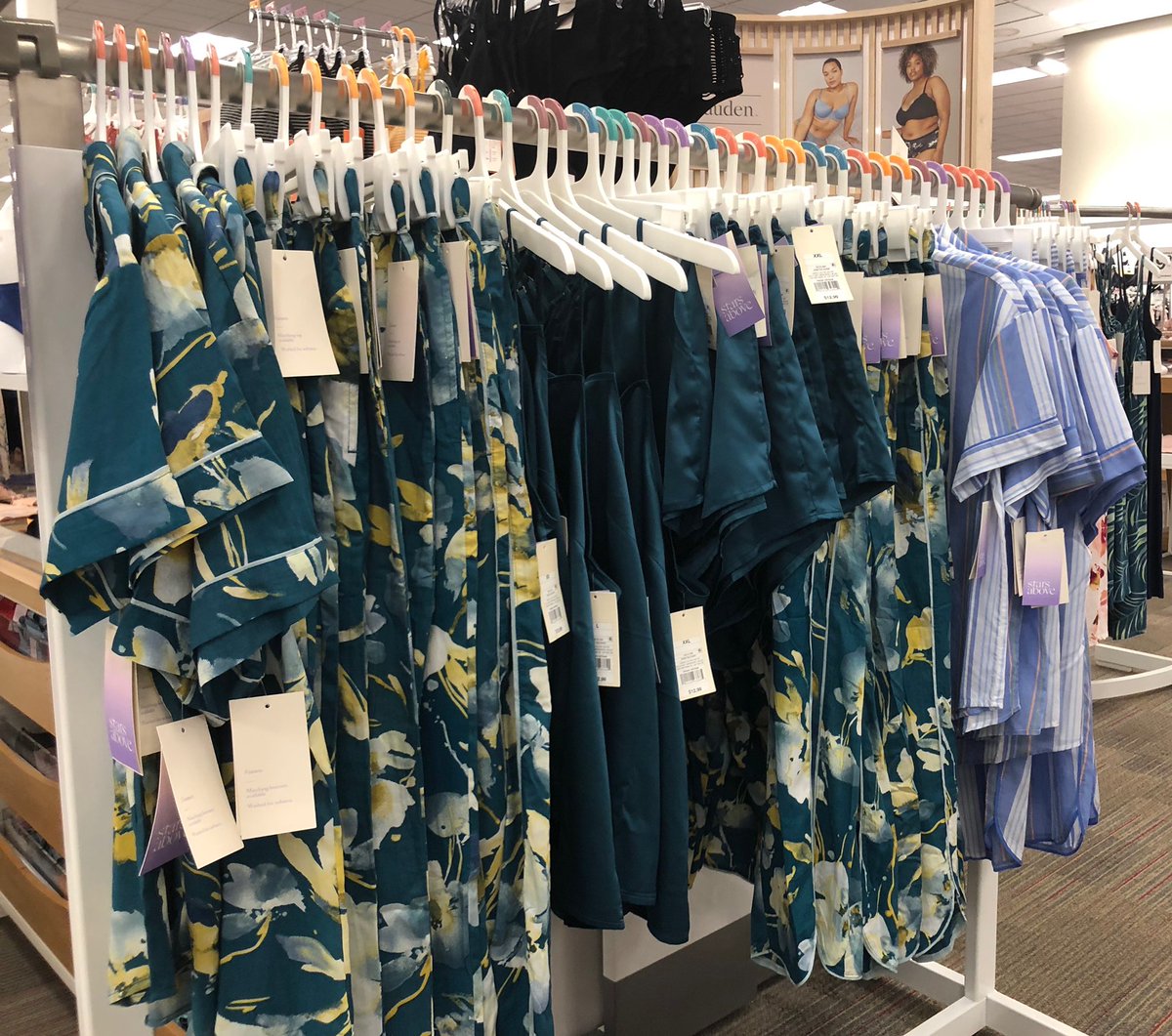 When Monday morning #brandstandards stop you in your tracks! #brandowners #VM #WorkSomeWhereYouLove ❤️🎯