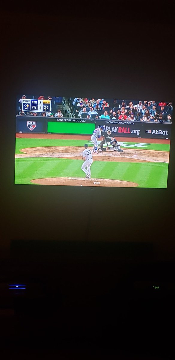 joefav's tweet image. 2 local feeds for #SubwaySeries; @SNYtv touts new weekly show #thethread on their #Mets broadcast, but @PIX11 has a blank green screen. Tech glitch costs ad $$? #sportsbiz #LGM #yankees #mlb