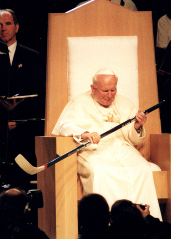 clasekmasek's tweet photo. in January of 1999, Pope St. John Paul II received a St. Louis Blues jersey and hockey stick; I think it's reasonable for us to ask him to please pray for us! #stlblues @StLouisBlues #WeAllBleedBlue https://t.co/ID5LrH682m