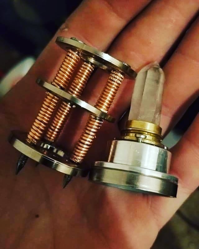SDmakersguild's tweet image. Guild: "an association of people for mutual aid"  Sam Rutherford needs hard drives to make his lightsaber, Tracy has old hard drives that need to avoid a landfill. Mutual aid occurs.
#SanDiegoSabers will be @ #NCMMF . #Makers #makerfaire #makersgonnamake #starwars #lightsaber