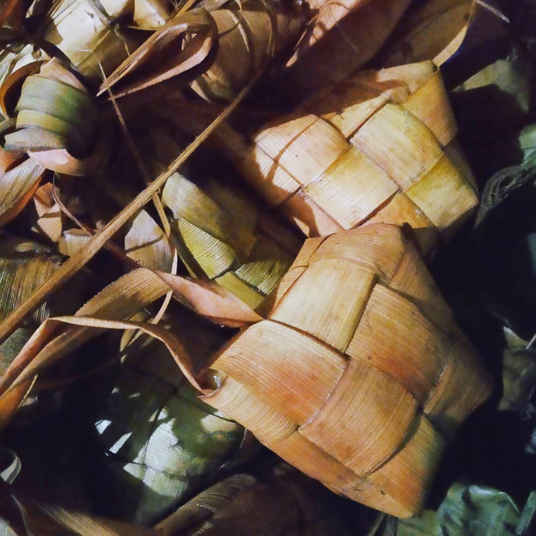 AriefRohman_838's tweet photo. Ngirisi Kupat, Disiram Sayur Santen
Menawi Lepat, Nyuwun Ngapunten

Selamat Kupatan dulur-dulur
Kupatan merupakan tradisi yang diselenggarakan setiap tanggal 8 Syawal sebagai tanda kemenangan setelah menjalankan puasa sunah bulan Syawal selama enam hari

Mana kupatmu mas bro? https://t.co/bFnORCScz7