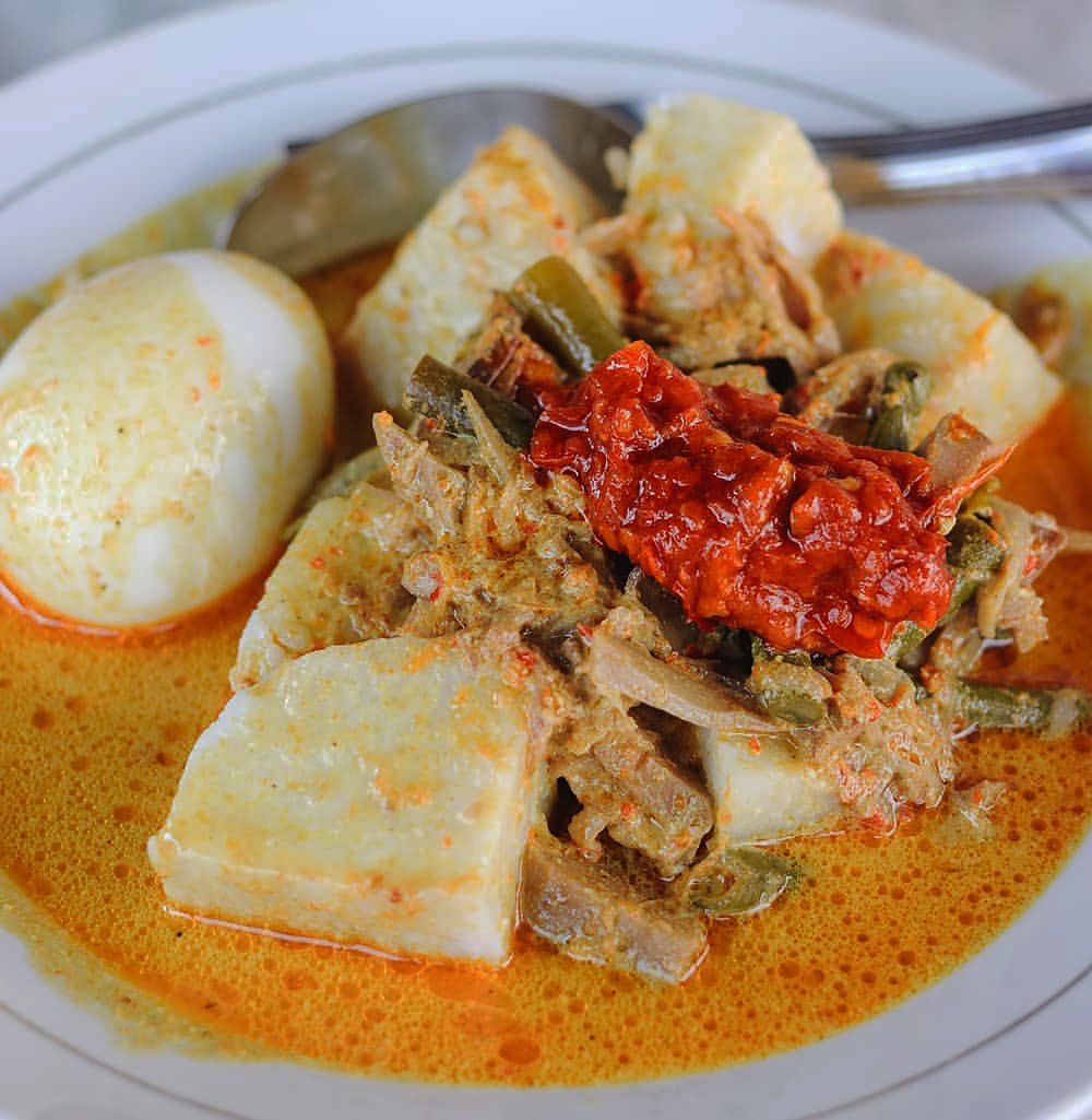 AriefRohman_838's tweet photo. Ngirisi Kupat, Disiram Sayur Santen
Menawi Lepat, Nyuwun Ngapunten

Selamat Kupatan dulur-dulur
Kupatan merupakan tradisi yang diselenggarakan setiap tanggal 8 Syawal sebagai tanda kemenangan setelah menjalankan puasa sunah bulan Syawal selama enam hari

Mana kupatmu mas bro? https://t.co/bFnORCScz7