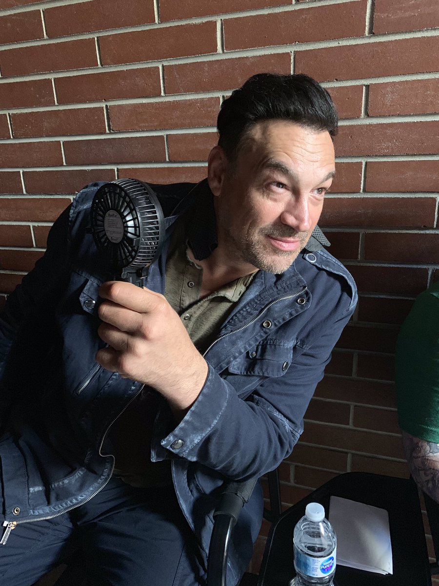 vanhelsingwrite's tweet image. Aleks hanging out on set with his #1 fan. @alekspaun #bts #vanhelsing #alekspaunovictrollaccount #bluesteel
