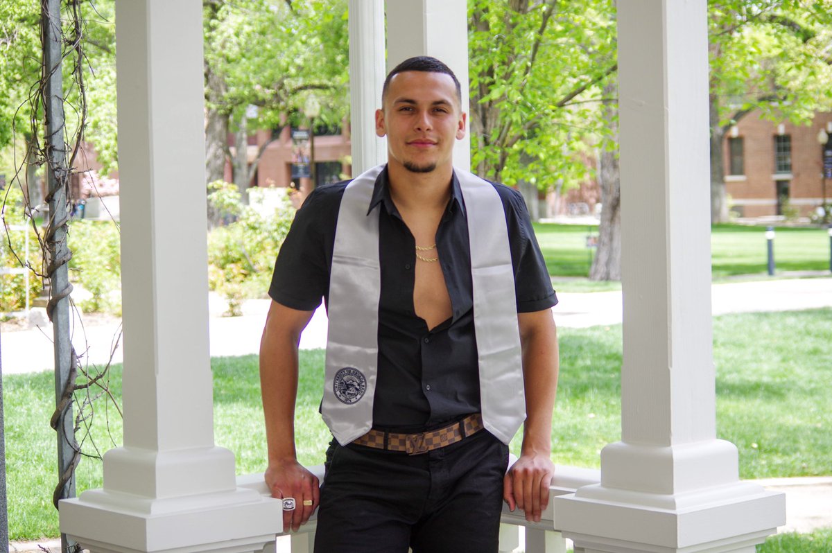 CrisSolano_DCQB's tweet image. I’m a little late but here go my grad photos 🎓