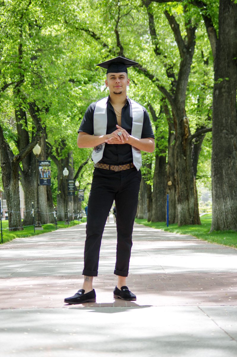 CrisSolano_DCQB's tweet image. I’m a little late but here go my grad photos 🎓
