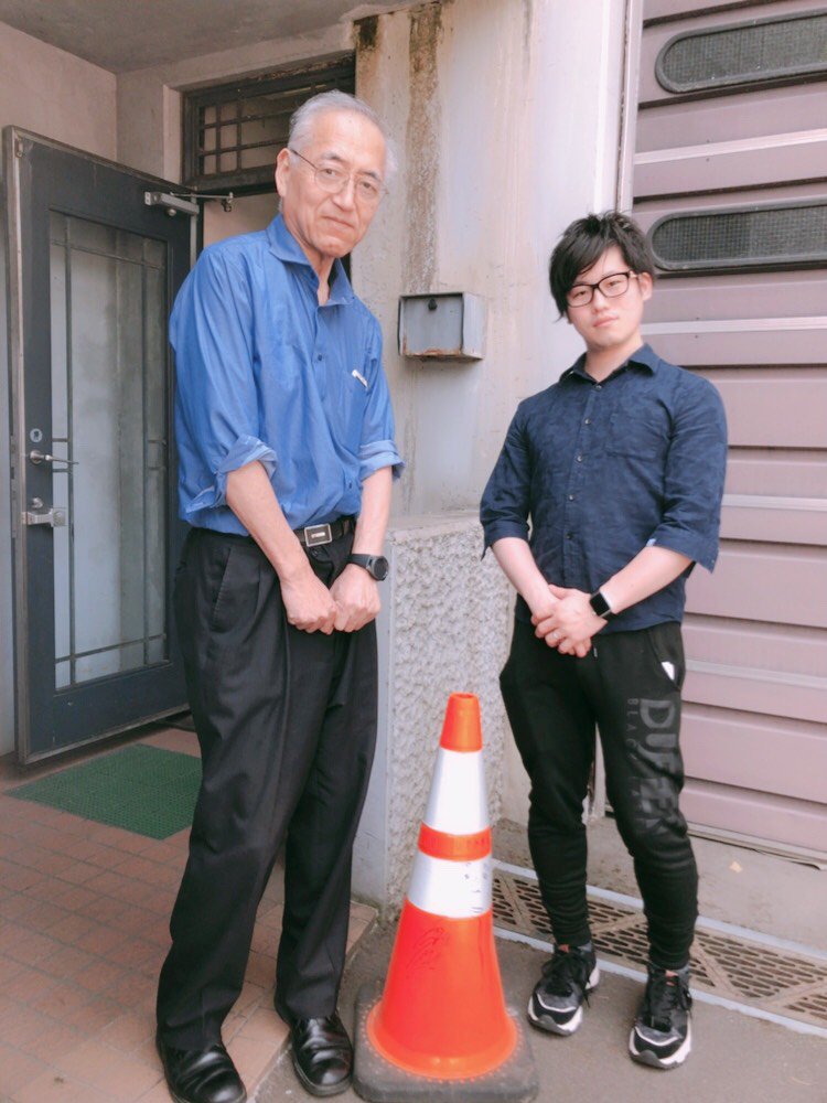 やしろあずき No Twitter 先日 市立小樽図書館にサイン入りの三角コーンを寄贈させて頂きました 今後何かしらのコラボがあると思うので小樽近辺の方々はどうか宜しくお願い申し上げます 写真はお義父さんでもある館長さんと でかい Https T Co Rsj2kutoyx